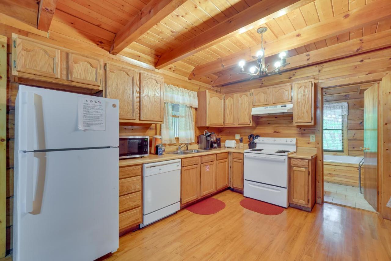 Cabin With Hot Tub About 6 Mi To Downtown Gatlinburg! Exterior photo