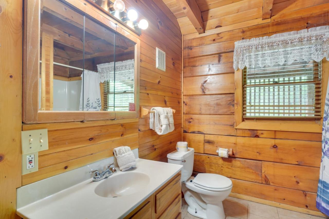 Cabin With Hot Tub About 6 Mi To Downtown Gatlinburg! Exterior photo