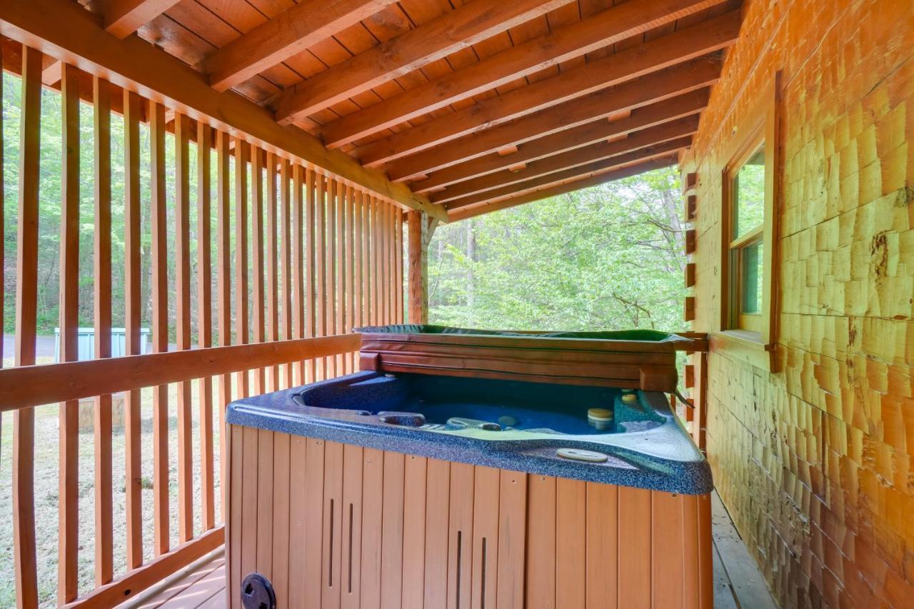 Cabin With Hot Tub About 6 Mi To Downtown Gatlinburg! Exterior photo